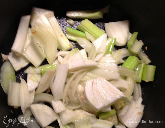 






Добавить порезанные овощи к чесноку, тушить периодически помешивая. 