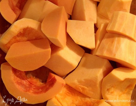Тыкву отчистить от кожуры и семян порезать на куски.