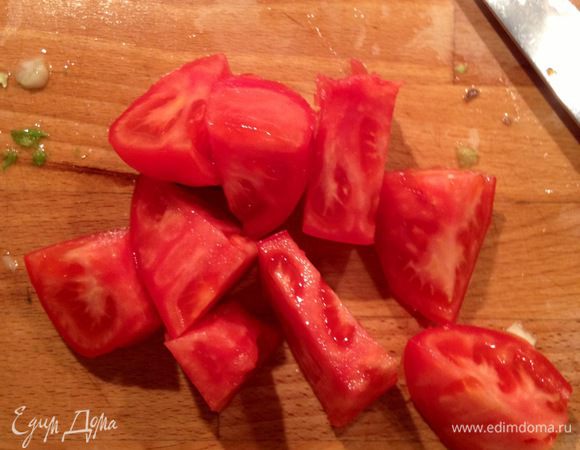 Помидор залить кипятком, отчистить от кожуры и семян, порезать.