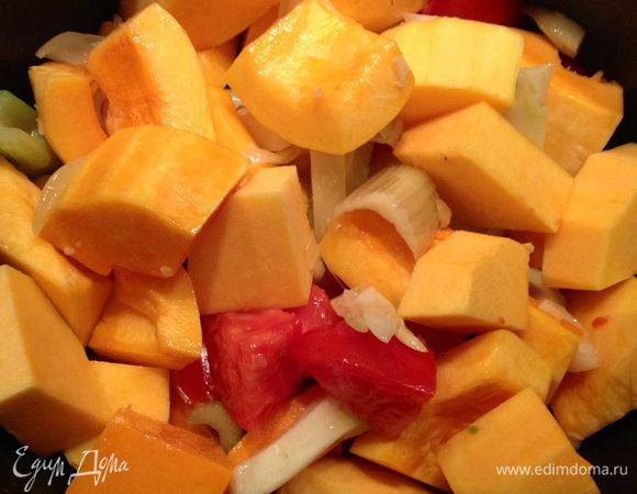 Тыкву и помидор дабавить к овощам, тушить минут 20-25 до мягкости тыквы.