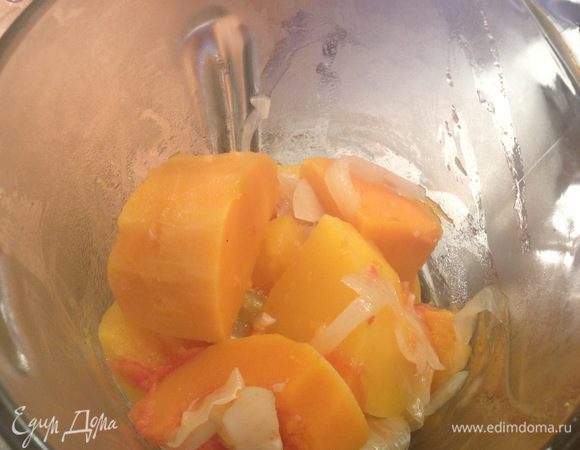 После того как тыква станет мягкой, порциями отправить все в блендер и измельчить в пюре.