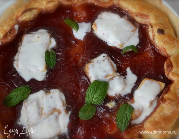 По истечении этого времени, достать пиццу и выложить на нее сверху кусочки белого шоколада (поделенного на кусочки по 4 квадратика в каждом). Вернуть в духовку еще на 5-7 минут, или пока шоколад не начнет плавиться.... 