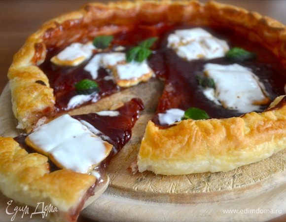 Подавать пиццу в теплом виде, украсив листиками мяты, наподобие листиков базилика на настоящей пицце! ))