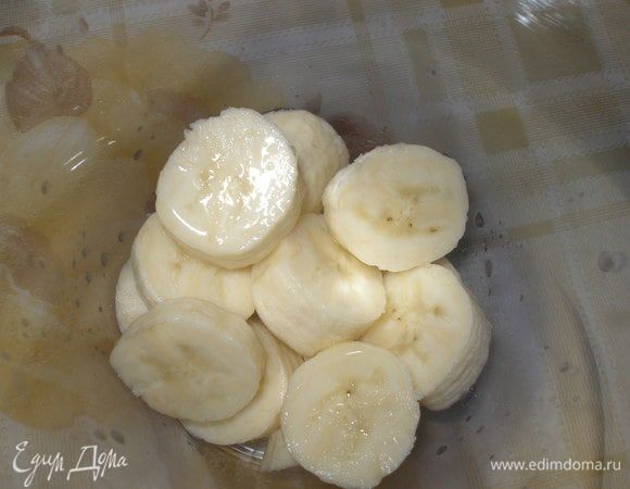 Бананы очистить, нарезать, брызнуть соком лимона (чтоб не потемнели) и измельчить при помощи блендера в пюре.