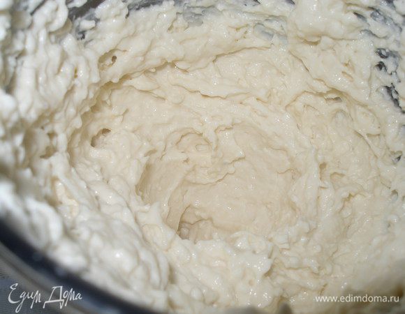 Выложите полученную массу в формочки или контейнер для замораживания и поставить в морозильную камеру.морозиться. В течении первых 2-3 часов, мороженое лучше периодически доставать из морозилки и перемешивать ложкой, так мороженое получится более воздушным и равномерно застынет!