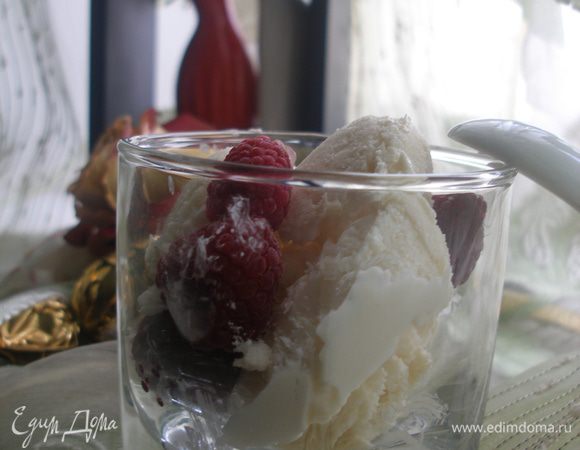 Переложить готовое мороженое в креманки и подавать. Украсить на Ваше усмотрение..... это могут быть и ягоды, сиропы фруктовые, шоколад!....