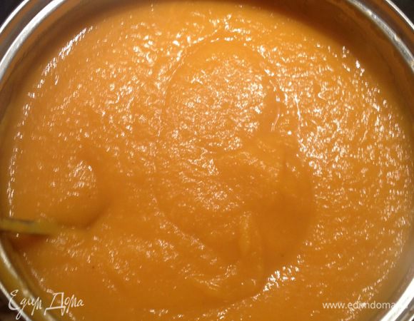 






Перелить суп-пюре обратно в кастрюлю, довести до кипения, посолить, поперчить. Семечки слегка обжарить на сухой сковороде. Разлить суп по тарелкам, посыпать семечками, украсить базиликом. 