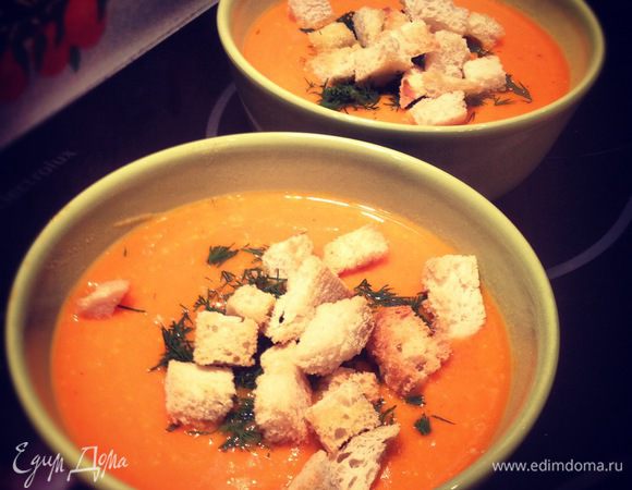 Для недиетического варианта:
Сливки добавить в суп-пюре.
Багет порезать на квадратики, сбрызнуть оливковым маслом, оправить в предварительно разогретую до 180гр духовку на минут 10, поглядывайте.
Суп разлить по тарелкам.
Посыпать мелко порезанным укропом и сухариками. Приятного аппетита!