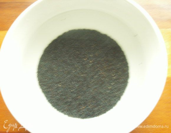  Мак заливаем кипятком и сразу сливаем. Заливаем повторно и сливаем через 1 минуту. Яйца делим на белки и желтки.