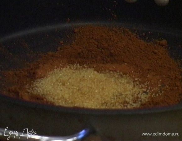 Какао и сахар всыпать в глубокую сковороду и перемешать.