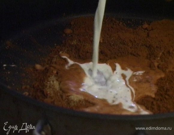 Влить немного молока, снова перемешать и поставить на огонь.