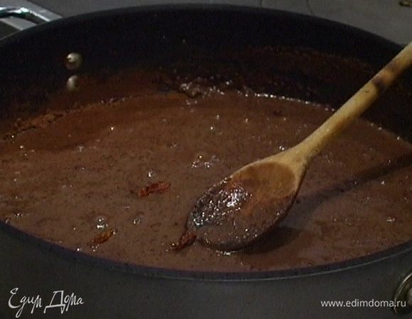 Постоянно перемешивая, добавить чили и продолжать прогревать на небольшом огне.