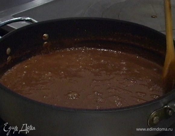 Когда сахар полностью растворится и не останется комочков, влить оставшееся молоко и довести массу до кипения. Как только шоколад закипит, сразу снять с огня.