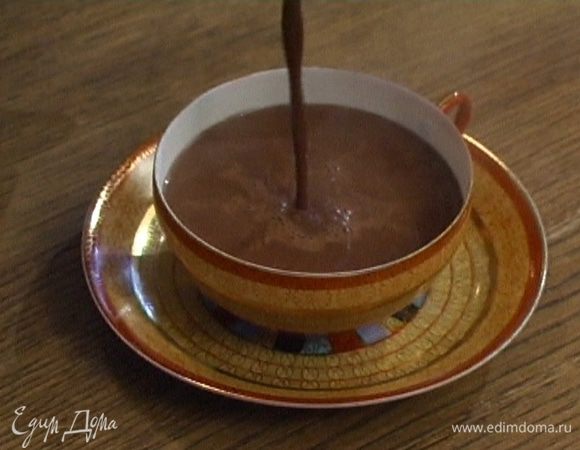 Процедить шоколадную массу через сито.