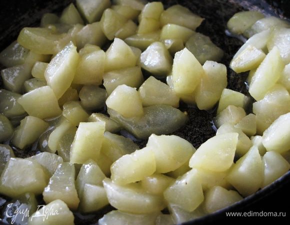 Груши почистить и порезать кубиком, немелко. Обжарить груши на сливочном масле пару мин., влить вино и готовить до его испарения. Остудить.