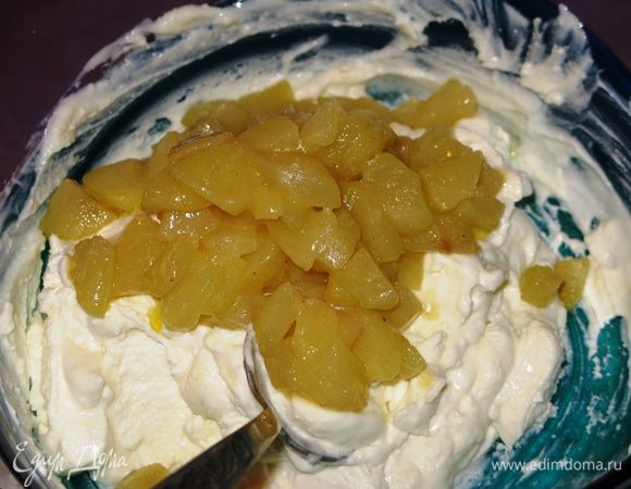 Соединить блендером творог, йогурт и сахар. Вмешать груши.