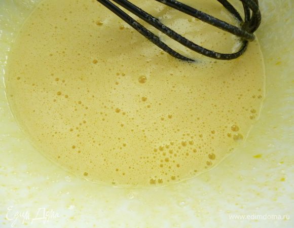 Орехи заранее обжарить и пропустить через мясорубку. Взбить яйца, сахар, ванильный сахар и ликер до появления пенки.