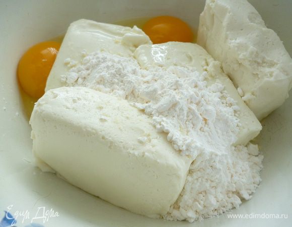 Приготовить смесь для творожных полосок:
К сыркам добавить яйца, порошок пудинга 