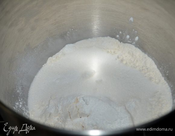 Смешать муку,разрыхлитель,пищевую соду,сахар,соль .