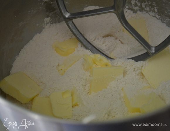 Добавить сливочное масло порезанное на кусочки.Смешать до мелкой крошки.