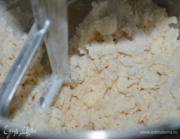 Добавить сливки и слегка смешать.