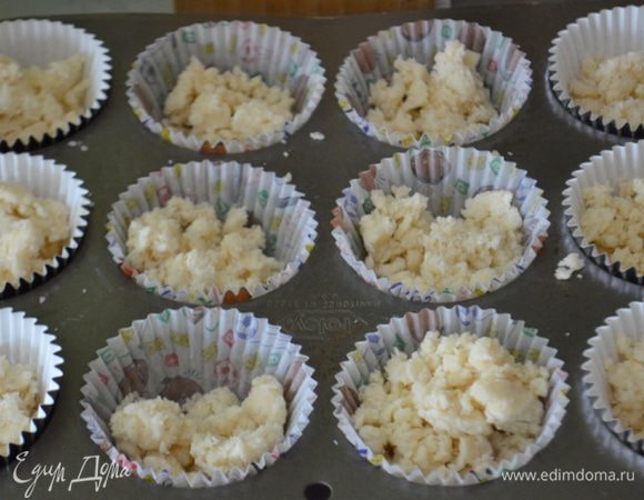 Тесто разделить на две части,одну часть заполнить по стаканчикам поровну.