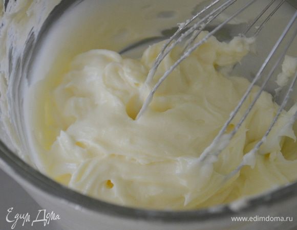Смешать сливочный сыр с сахаром на скорости до мягкого состояния и ровной консистенции.