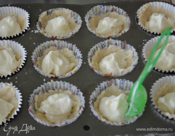 Распределяем начинку по стаканчикам.