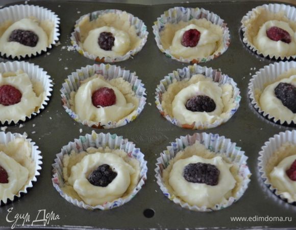 Сверху выкладываем по ягодке или варенье,если нет ягод.