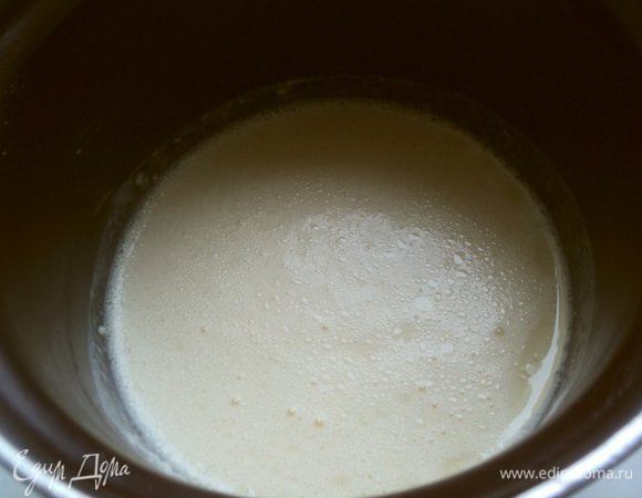 Приготовим тесто для блинов: яйца взбить венчиком с сахаром и солью, добавить теплое молоко, муку, хорошо перемешать. В конце добавить растительное масло и кипяток, перемешать. Оставить на 15-20 минут.