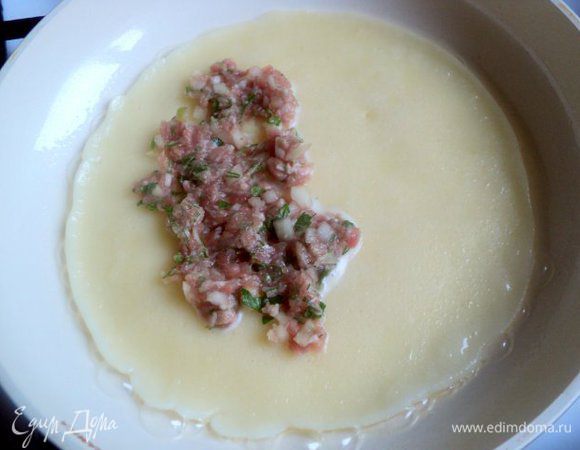 Нагреть сковородку, смазать маслом, налить тесто, чтобы получился не толстый блинчик.Сразу же, пока блин не схватился, выложить 1 ст.ложку  фарша на одну сторону блина, оставив свободными края.