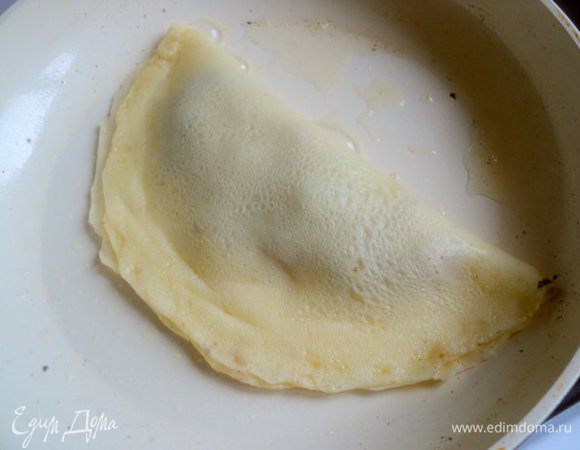 И накрыть фарш свободной стороной блина, слегка прижав лопаткой края, чтобы они склеились. Печь на небольшом огне под крышкой с двух сторон до румяной корочки.