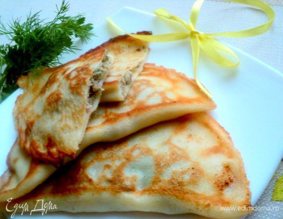 Готовые блины-чебуреки выложить на тарелку.У меня блины улетали прямо со сковороды, еле успела сфотографировать несколько штук! Приятного аппетита!