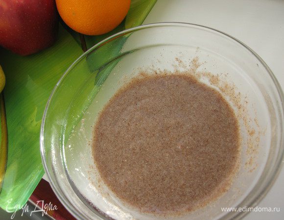 Льняную муку залить кипятком, хорошо перемешать, чтобы не было комочков. Накрыть и отставить до полного остывания.