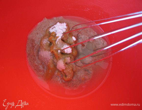 Добавить соль, сахара, горчицу, лимонный сок. Перемешать венчиком.