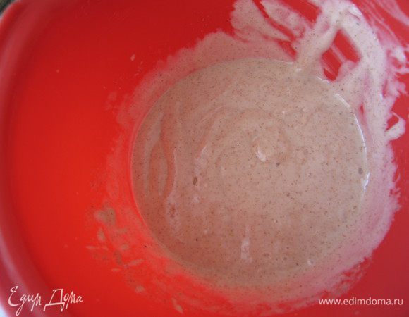 Затем добавляя небольшими порциями масло, взбивать погружным блендером, до состояния однородной массы т.е. чтобы соус поглотил масло, не более. Здесь главное не перебить.