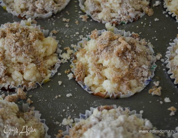 Закроем второй частью теста.
Смешаем коричневый сахар с мукой.И выложим поверх теста на каждый капкейк
Поставим в духовку на 20-22 мин.
Дать остыть.
