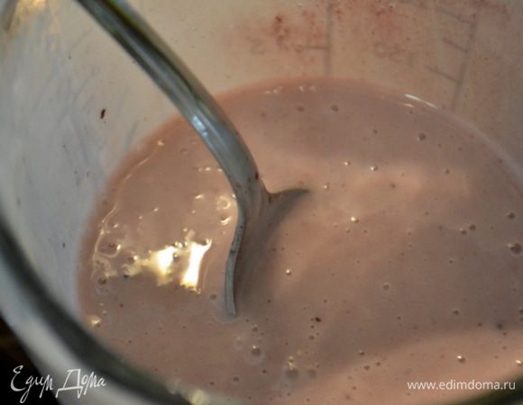 Приготовим глазурь.
Смешаем сливочный сыр с сахарной пудрой и сливки.По желанию добавляем сироп от варенья, чтоб окрасить глазурь.Все перемешаем тщательно.