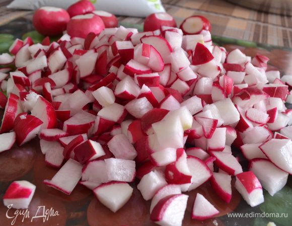 Редис нарежьте кубиками.