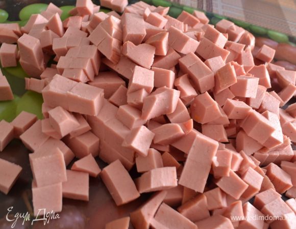 Колбасу нарежьте кубиками.