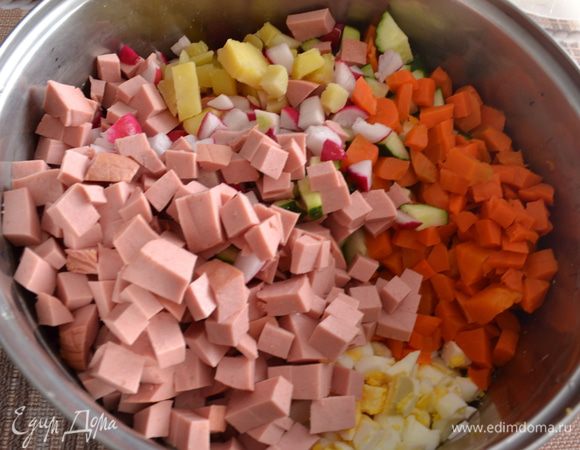 Смешайте все овощи и колбасу.