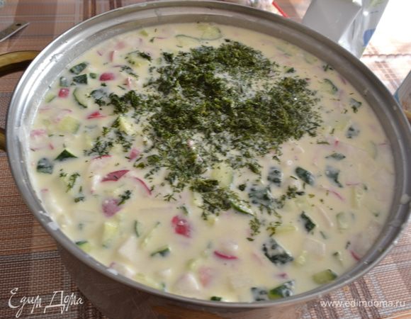 Добавьте укроп. Хорошо перемешайте. Посолите по вкусу. Окрошка на кефире с минералкой и горчицей почти готова!