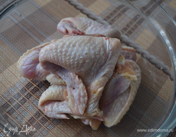 Подготовьте крылышки. По желанию крылышки можно разрезать на 2 части.