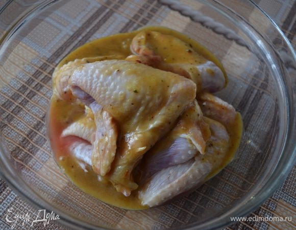 Крылышки полейте маринадом. Оставьте мариноваться на 4–6 часов.