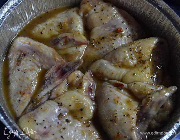 Крылышки выложите в форму. Запекайте при 180°C 30 минут.