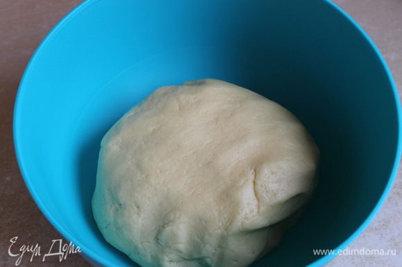 Мягкий маргарин разотрем с сахаром, добавим все остальное и замесим быстро тесто. Поставим его в холодильник на 30 минут.