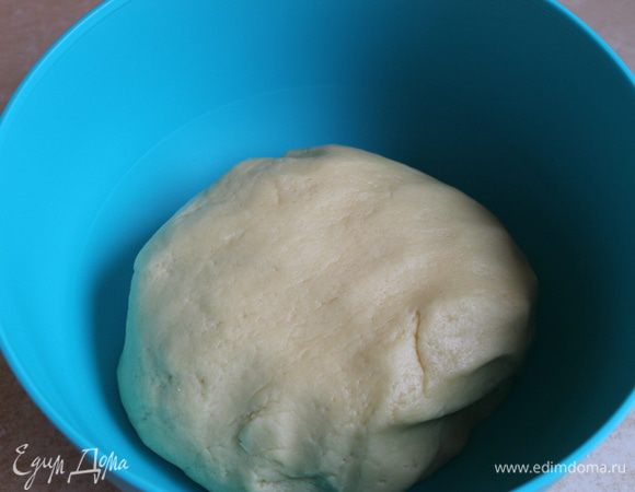 Мягкий маргарин разотрем с сахаром, добавим все остальное и замесим быстро тесто. Поставим его в холодильник на 30 минут.