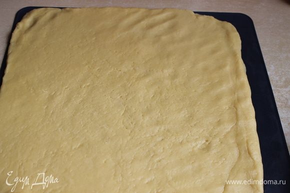 Готовое тесто раскатаем в пласт, толщиной 1 см. Лучше на коврик или на бумагу сразу.