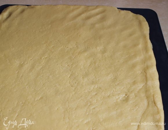 Готовое тесто раскатаем в пласт, толщиной 1 см. Лучше на коврик или на бумагу сразу.