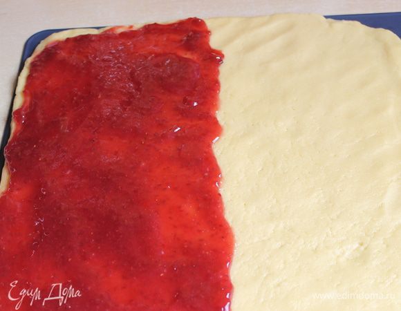 Малиновое варенье размешать с крахмалом и вылить на тесто, половина только теста, разровнять.Малины много не брать и оставить по краям место для защипывания.